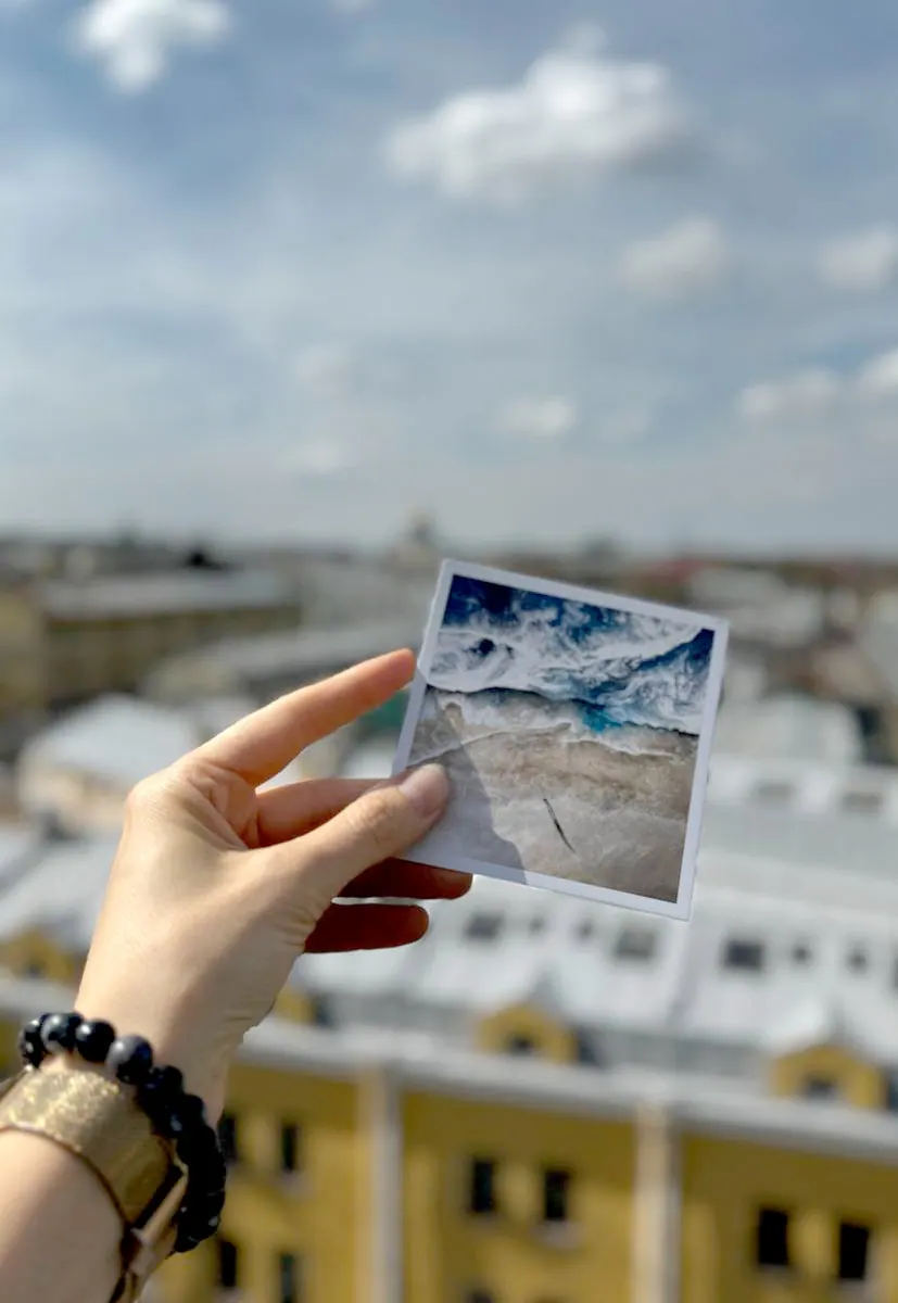 Море вкуса: как картина Ксении Елисеевой стала частью атмосферы ресторана — фотография