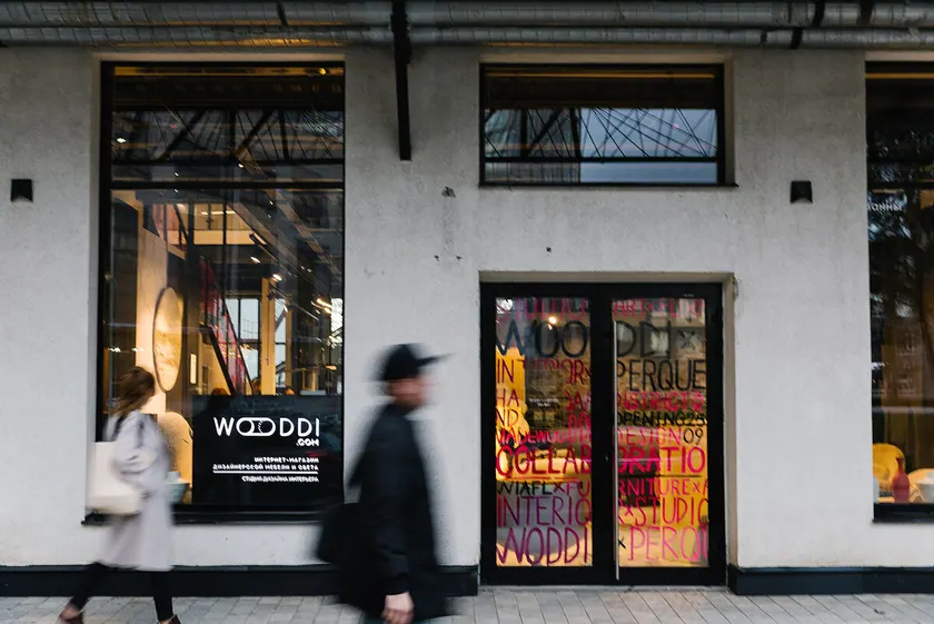 Открытие WOODDI: Картины Ксении Елисеевой в новом пространстве дизайнерской мебели — фотография