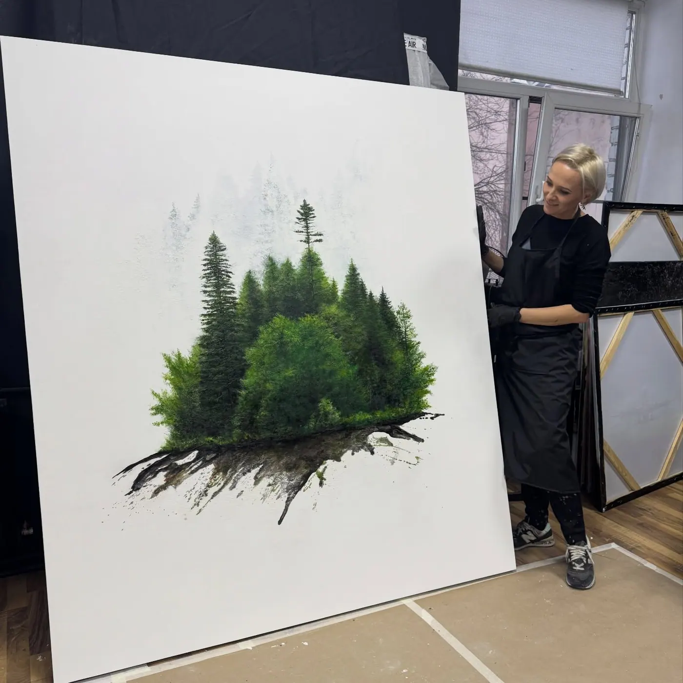工作室里的大幅画布