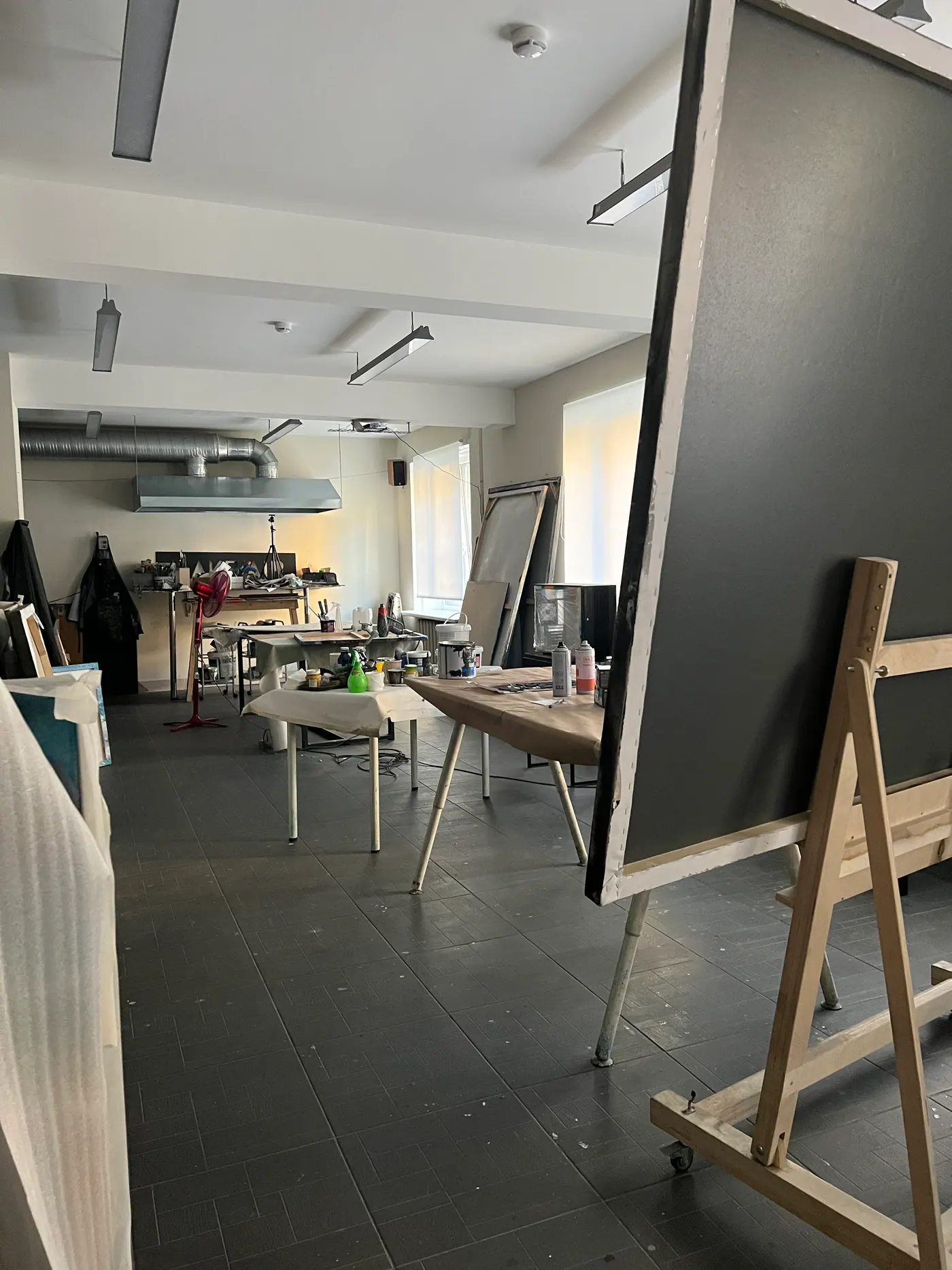 画架和大幅画布